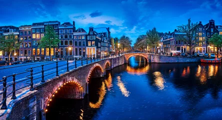 Fototapeten Brücke Blauer Stundenbogen über Kanal in Amsterdam Niederlande. © Yasonya