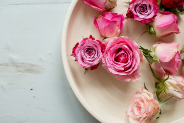 Rosen auf einem Holztisch
