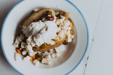 
Ofenkartoffel mit Quark und Beilagen