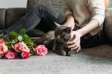Fototapeta na wymiar Junge Frau mit ihrer Katze