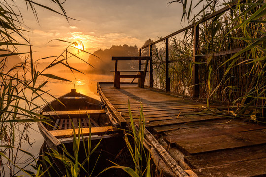 Sunrise by the lake © olaes