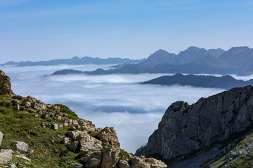 Berg Tal im Nebel 