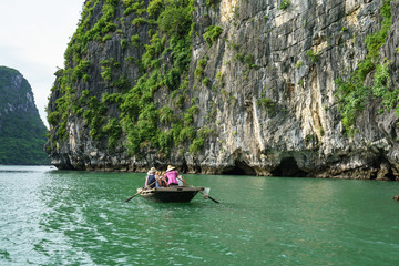 Obraz na płótnie Canvas Halong bay in Vietnam, UNESCO World Heritage Site, with tourist rowing boats