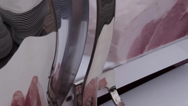 Schinken in Aufschnittmaschine