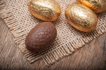 Oeufs de pâques en chocolat sur table en bois