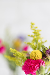 Obraz premium Beautiful bouquet of bright springtime flowers