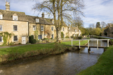 England, Gloucestershire, Cotswolds, Lower Slaughter in autumn, riverside cotswold stone cottages