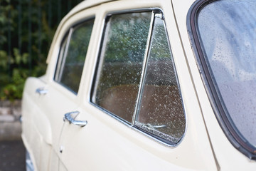 Obraz premium Old light machine. Many drops of rain. Wet window