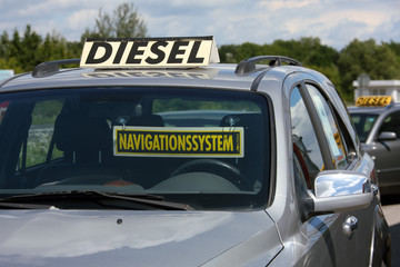 Fototapeta premium Diesel Fahrzeug steht bei Gebrauchtwagenhändler