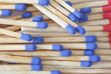 Streichhölzer mit blauen Streichholzköpfen