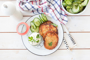 Frische Kartoffelpuffer mit Quark