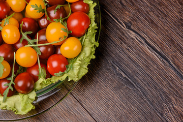Cherry tomatoes with arugula