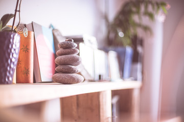 Steinmännchen auf Bücherregal in Wohnzimmer, Feng Shui