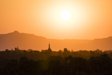 Naklejka premium Sunset behind the pagoda field of Bagan