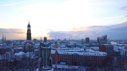 Sonnenaufgang am Bismarckdenkmal in Hamburg