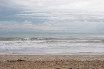 Fototapeta na wymiar Leichter Wellengang an einem italienischen Strand.