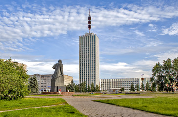 Fototapeta premium Lenin Square, a monument to Lenin and high-rise. Arkhangelsk