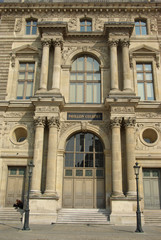 Fototapeta na wymiar Pavillon Colbert cour Napoléon au Louvre à Paris, France