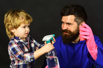 Man with smile and child with concentrated face.