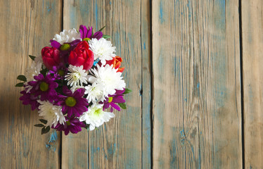 Fototapeta na wymiar Beautiful flower bouquet on the wooden rustic table