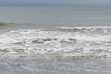 Wellengang an einem italienischen Strand.
