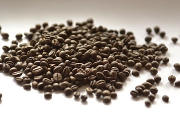 Кофейные зерна на белом фоне