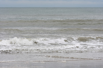 Wellengang an einem italienischen Strand.