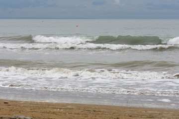 Wellengang an einem italienischen Strand.