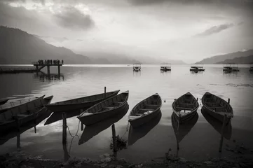 Rolgordijnen Le lac phewa avec ses barques en bois au Nepal  © feng33
