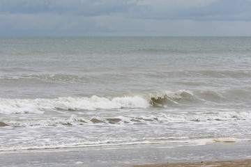 Wellengang an einem italienischen Strand.