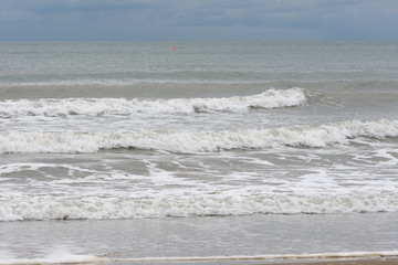 Wellengang an einem italienischen Strand.