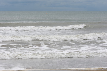 Wellengang an einem italienischen Strand.