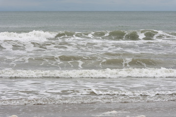 Wellengang an einem italienischen Strand.