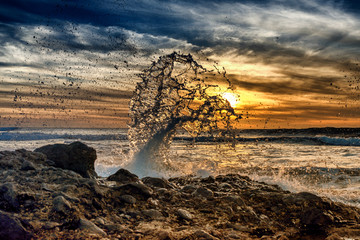 Golpe de mar al atardecer