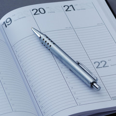 Kalender und Stift 