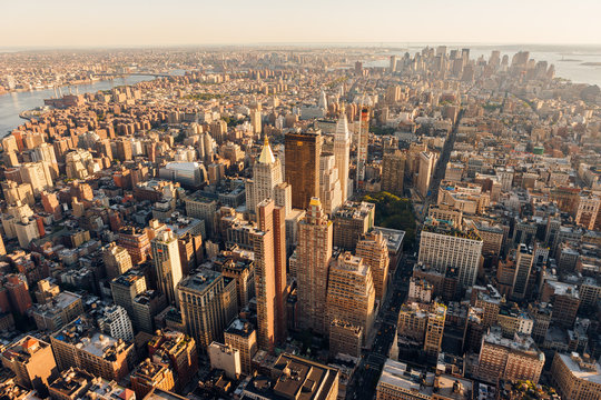 Fototapeta Aerial view at sunset of Manhattan below 30th Street (along 5th Avenue) including Midtown, Flatiron District, Chelsea, East Village, Lower Manhattan and the Financial District