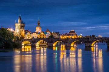 Foto op Plexiglas Karelsbrug in de stad Praag - nachtzicht © rafalkubiak
