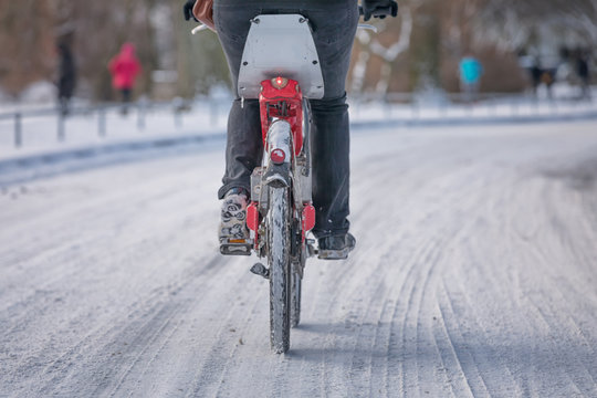 Radfahrer auf schneeglatter Straße