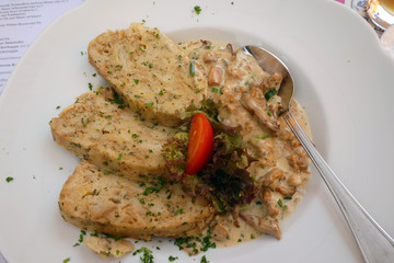 Pfifferlinge in Kräuterrahm mit Serviettenknödeln