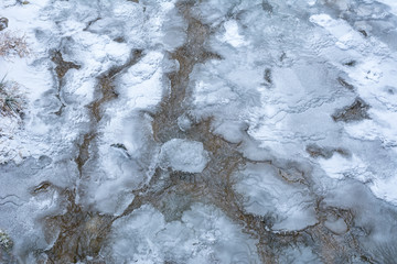 Fototapeta premium Eis - Eisbildung im Wasser im Winter im Bach
