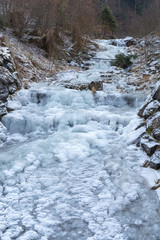 Fototapeta na wymiar Idyllischer Fluss mit Schnee