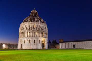 Obraz premium Pisa Baptistery in Square of Miracles at night. Pisa, Tuscany, Italy