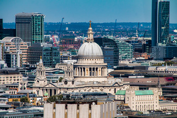 Fototapeta na wymiar London, England Sehenswürdigkeiten der Stadt bei sonnigem Wetter Panorama