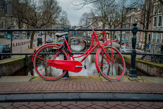 Rotes Fahrrad in Amsterdam