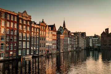 Obraz premium Häuser spiegeln sich in den Krachten von Amsterdam