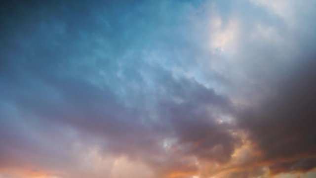 Timelaps d'un ciel au couch&eacute; du soleil