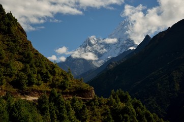 Morning view of Mt. Ama Dablam, Dudh Kosi River valley, Solukhumbu District, Sagarmatha Zone, Himalayas, Nepal, Asia - obrazy, fototapety, plakaty