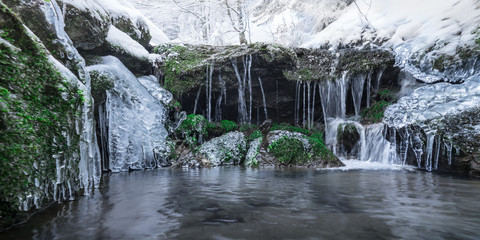 Winterlicher Wasserlauf