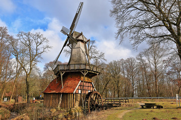 Hüvener Doppelmühle, einzige funktionsfähige Wind und Wasser Mühle in Deutschland
