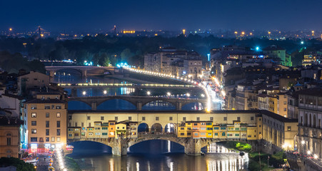 Naklejka premium Famous Ponte Vecchio bridge at night in Florence, Tuscany